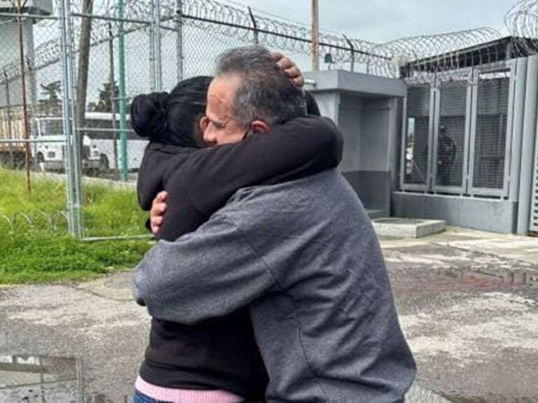 Israel Vallarta sale libre y es recibido por su esposa.