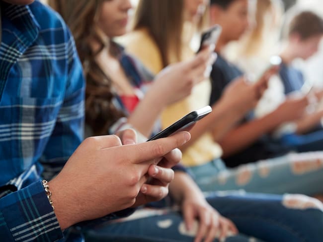 ¿Prohibir o no celulares y tabletas en educación básica?