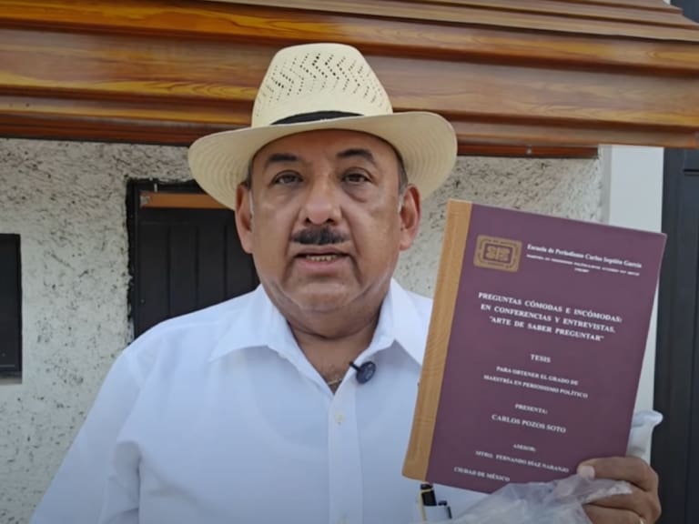 Carlos Pozos viajó hasta Chiapas para entregarle a AMLO sus tesis aprobada / Captura de pantalla en YouTube.