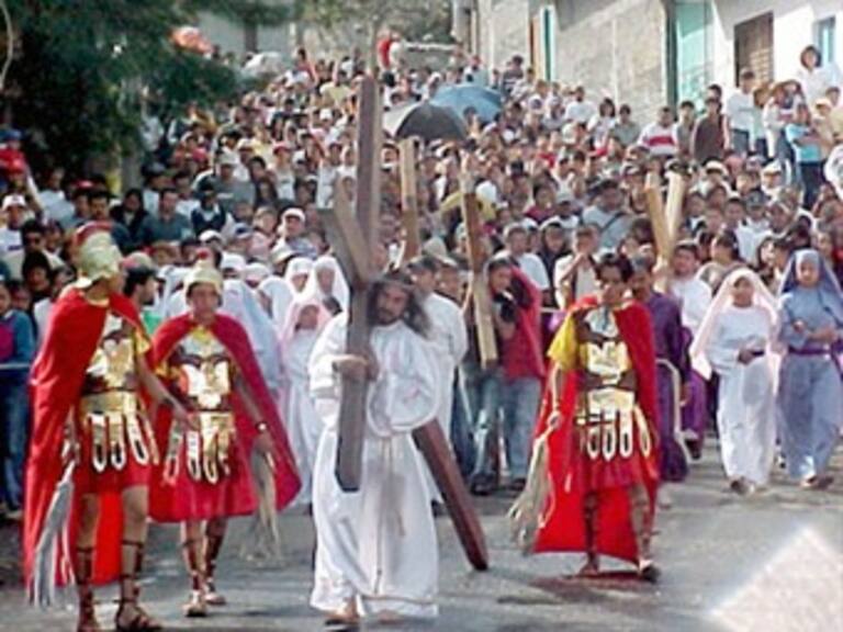 Inicia Vía Crucis en Iztapalapa