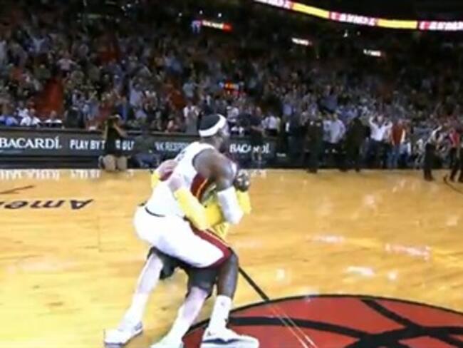 Tacklea LeBron accidentalmente a un fan