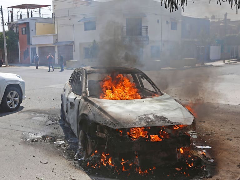 Quema de vehículos y camiones del transporte público por la muerte de Nemesio Oseguera "El Mecho"
