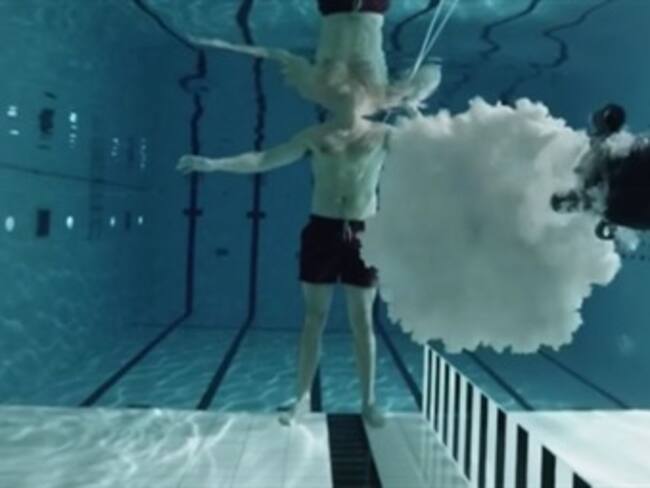 Esto es lo que pasa cuando disparas un arma bajo el agua