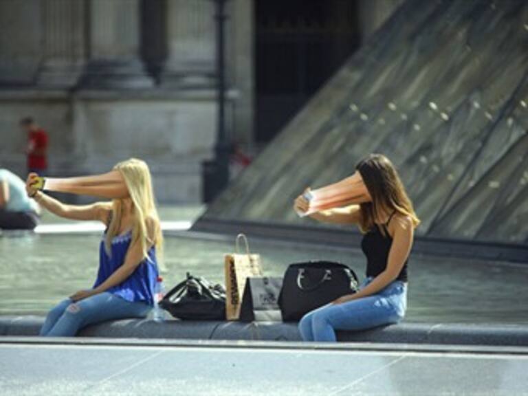 Estas fotografías intentan mostrar cómo el celular nos está robando la vida