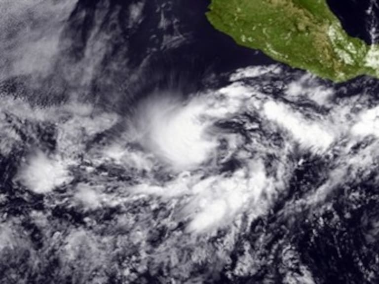 Huracán &#039;Bud&#039; llega a la categoría 3 en su avance a costa occidental mexicana