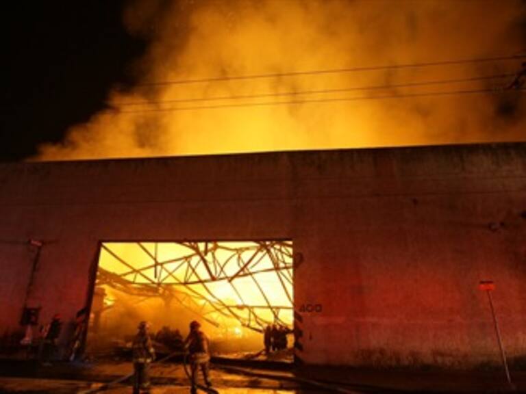 Se incendia bodega de cartón en el Edomex