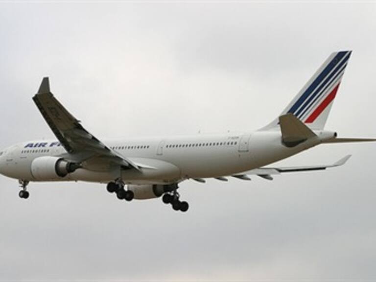 Hallan un cuerpo más del avión de Air France