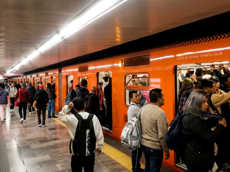 Usuarios esperando abordar un tren completamente lleno en el Metro de la CDMX durante la hora pico de este lunes.