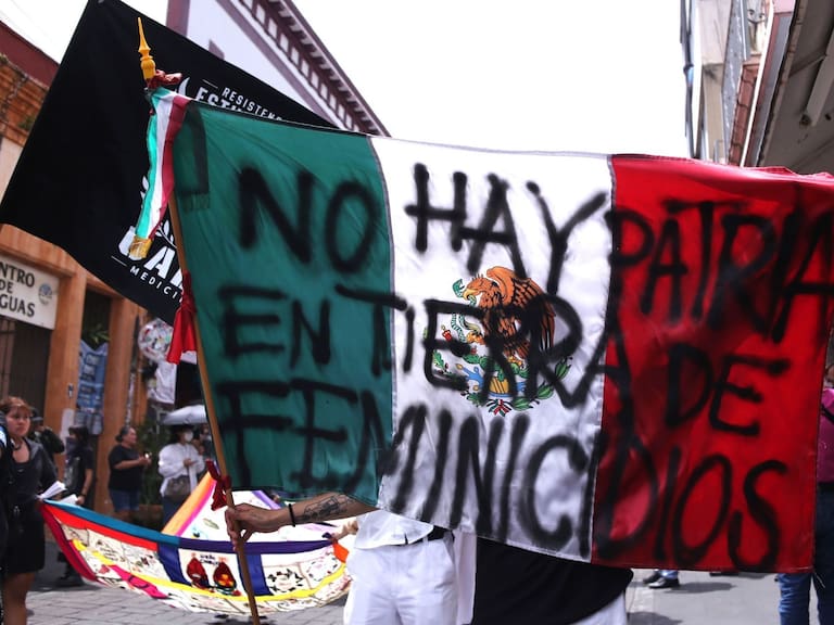 Marcha de estudiantes que protestan por el feminicidio de Claudia Tacoronte Aguilera, estudiante española del Instituto de Ciencias de la Educación de la Universidad Autónoma del Estado de Morelos. Un grupo de jóvenes al llegar a la plaza de armas de la ciudad se dirigieron al Palacio de Gobierno donde pintaron y rompieron algunas ventanas. FOTO: MARGARITO PÉREZ RETANA/CUARTOSCURO.COM