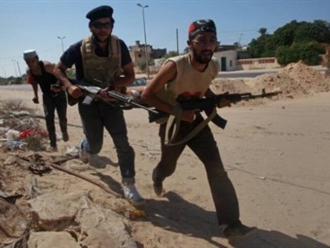 Estallan combates en Trípoli entre nuevo gobierno y leales a Gadafi