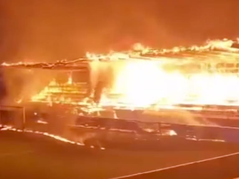 Provocan incendio en el estadio de futbol del FC Haka de Finlandia por su descenso a Segunda División.