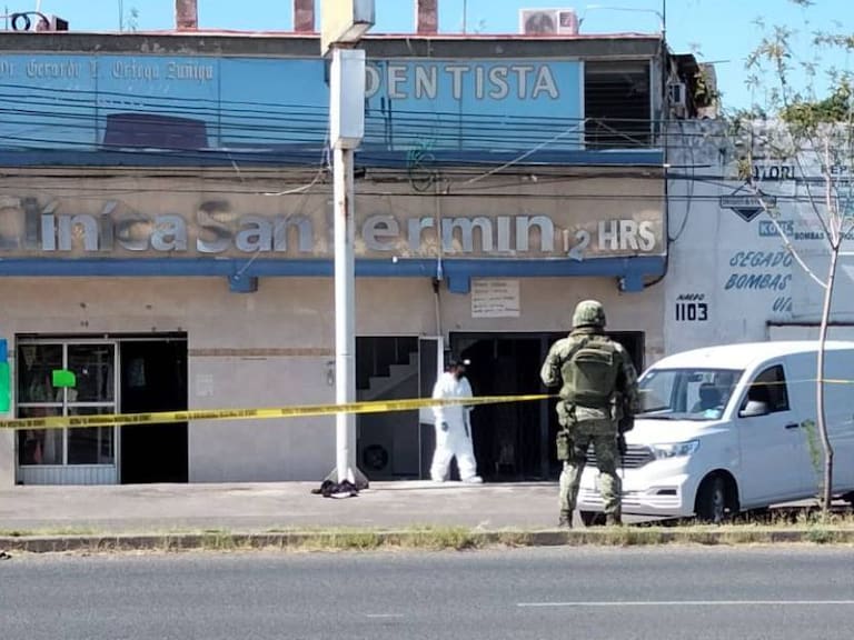 Atacan e incendian clínica en Celaya, Guanajuato