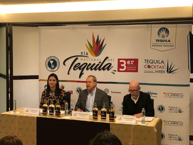 Presentan botella conmemorativa del primer Día Nacional del Tequila