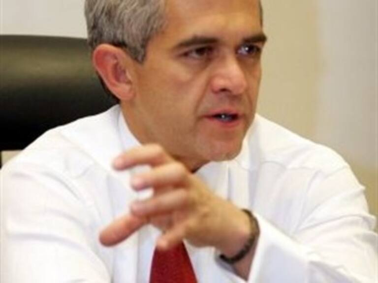 Capacitan a judiciales del DF en combate a narcóticos: Mancera