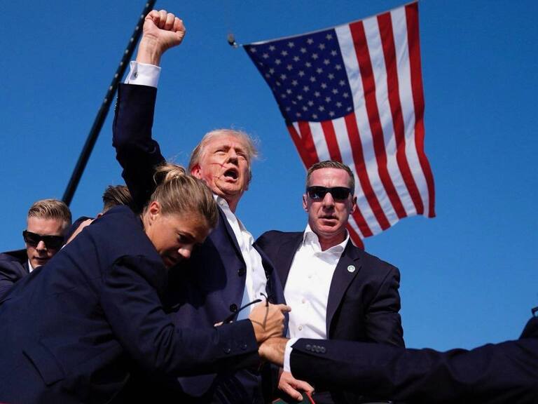 Donald Trump recibe disparo en plena presentación con simpatizantes