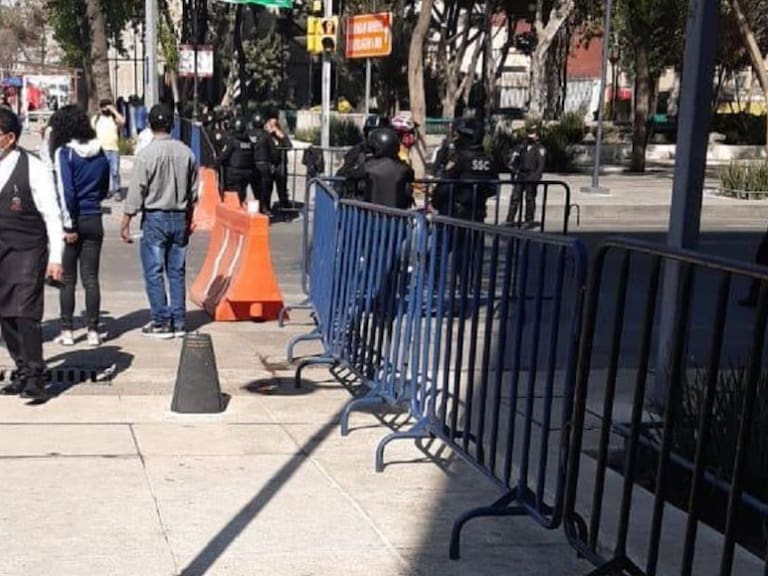 Cierran avenida Juárez a peatones por semáforo rojo