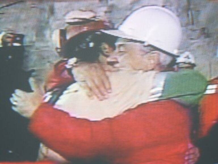 Llega el quinto minero a la superficie