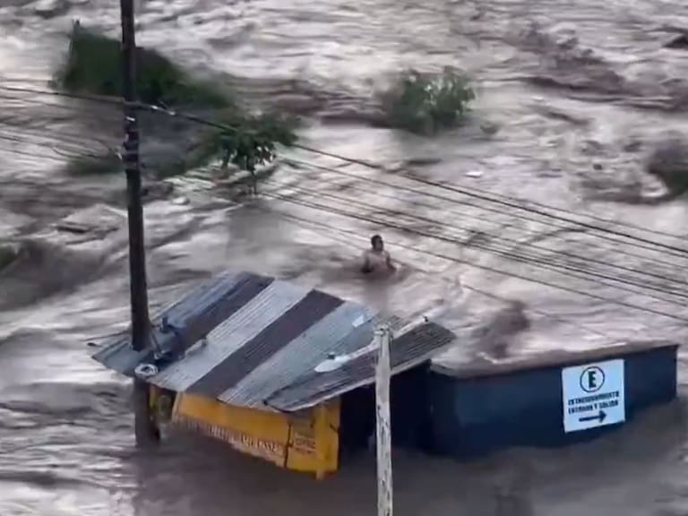 Habitantes en Poza Rica, Veracruz, quedaron atrapados en las azoteas de sus casas debido a las inundaciones.