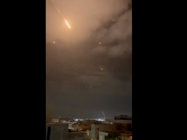 Momento exacto en el que misil supersónico de Irán impacta sobre Israel VIDEO