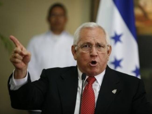 Micheletti agradece a militares por su participación en golpe de Estado