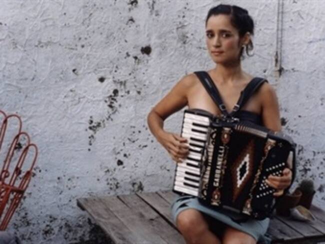 Regresa Julieta Venegas con nuevo material discográfico