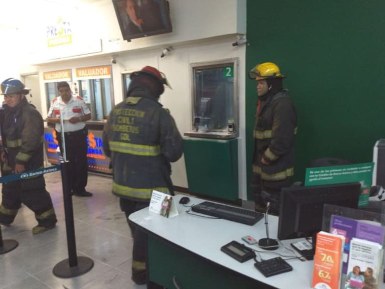 Rocían a cuentahabientes con gasolina para asaltar banco en GDL