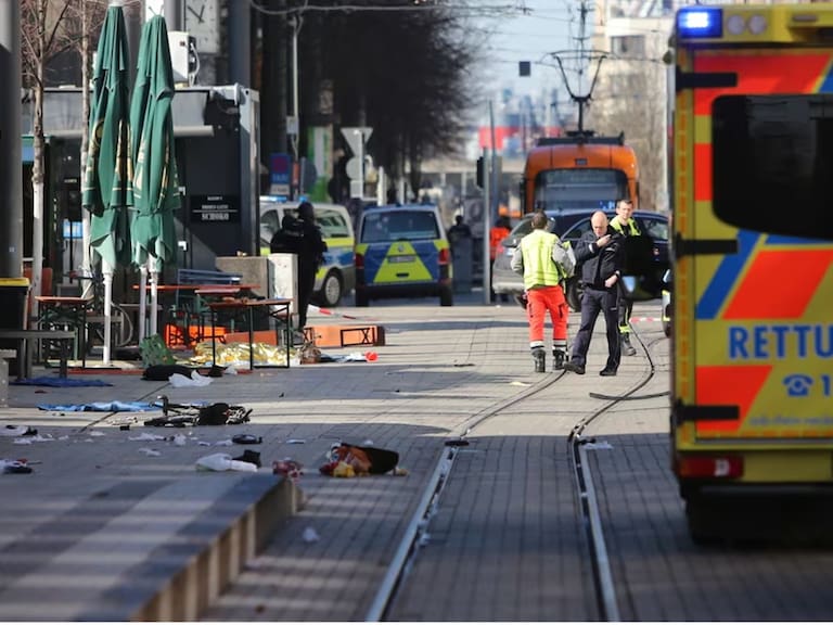 Servicios de emergencia y agentes policiales llegaron al sitio del siniestro, en donde habría varios heridos y al menos una persona fallecida en el centro de Mannheim.