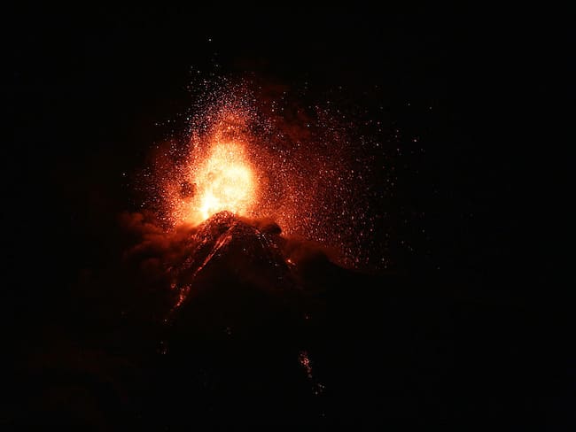 Volcán de Fuego intensifica su erupción en Guatemala y obliga a evacuar comunidades
