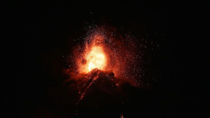 Volcán de Fuego intensifica su erupción en Guatemala y obliga a evacuar comunidades