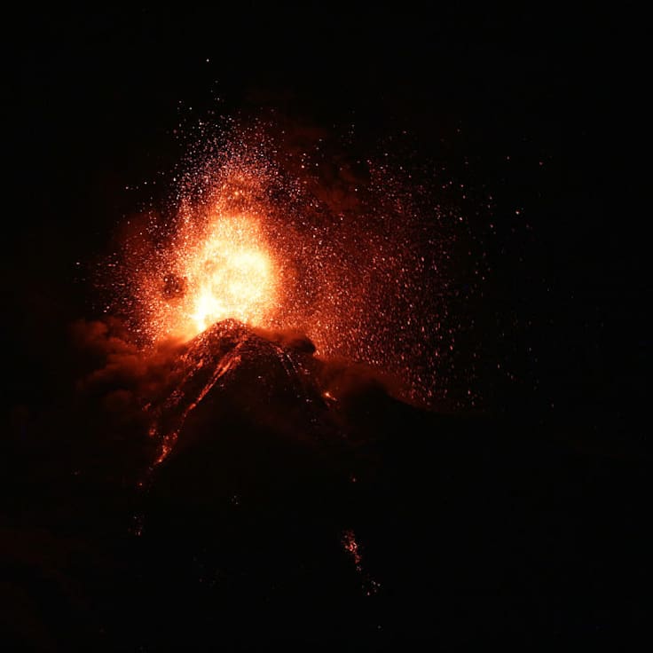 Volcán de Fuego intensifica su erupción en Guatemala y obliga a evacuar comunidades