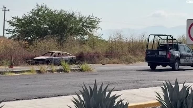 Hallan cuerpos calcinados dentro de vehículo en Tepalcingo, Morelos