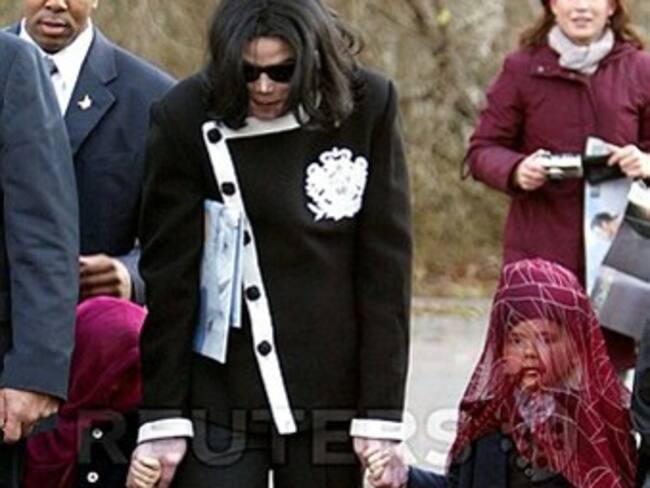 Postergan hasta agosto audiencia sobre custodia de hijos de Michael Jackson