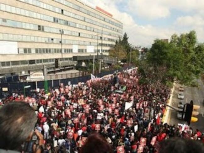 Quema SME vehículo y bloquea vialidad en Circuito Interior