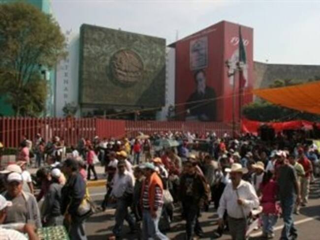 Obstaculizan manifestantes vialidad frente a Cámara de Diputados
