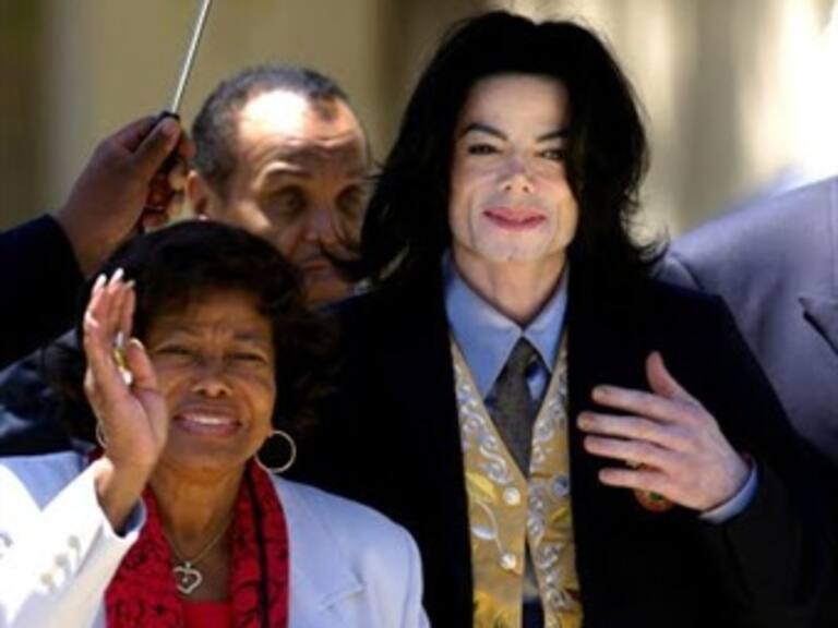 Podría madre de Michael Jackson demandar a médico