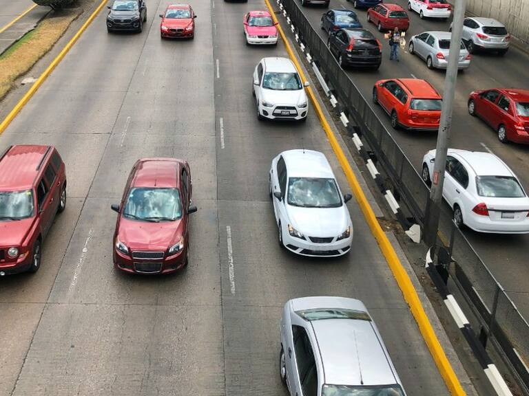Evita multas. Estos son los carros que no pueden circular este viernes.