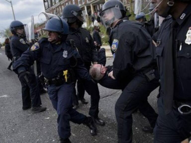 Dejan disturbios en Baltimore al menos 15 policías heridos