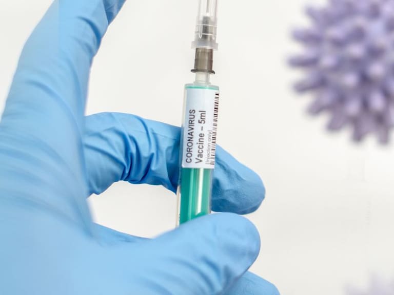 Suspenden ensayos en fases finales de vacuna de AstraZeneca contra COVID-19