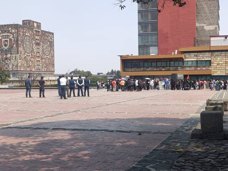 Protestan alumnos de la FES-Aragón atrás del edificio de Rectoría de la UNAM