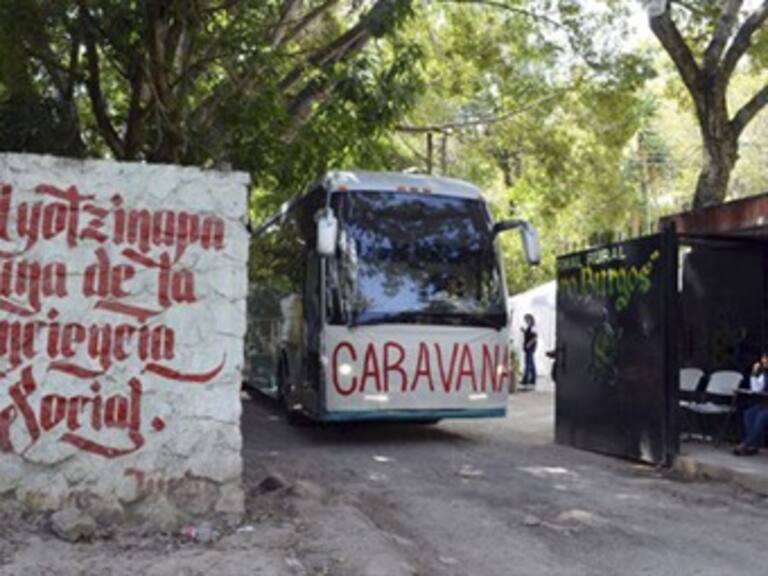 &#8203;Llega caravana de padres de normalistas desaparecidos a Michoacán