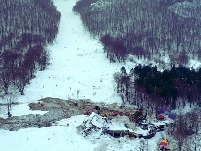 Avalancha en Italia sorprende a esquiadores: una enorme nube de nieve cubrió todo el pueblo