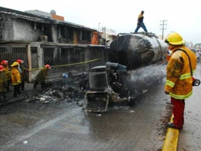 Reportan incendio de pipa tras choque contra tráiler en NL