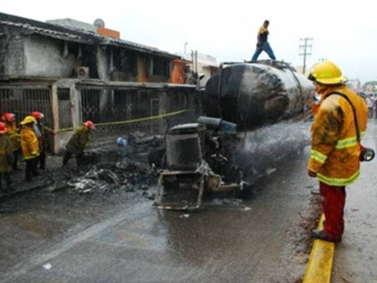 Reportan incendio de pipa tras choque contra tráiler en NL