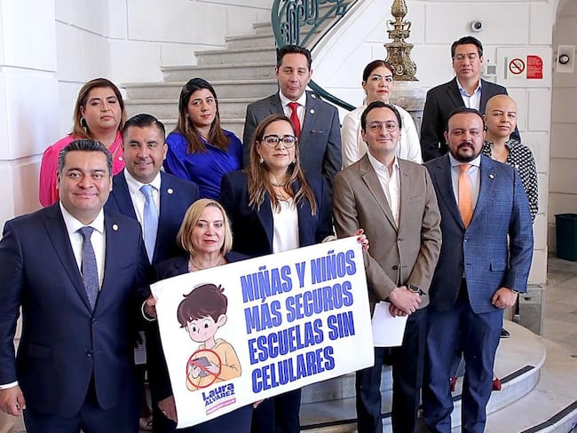 PAN presenta ley para prohibir celulares en primarias y secundarias en CDMX