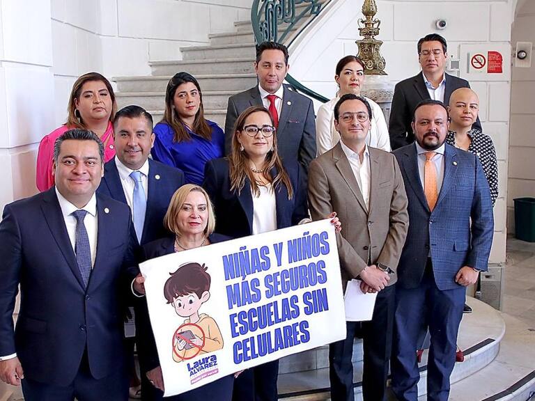 PAN presenta ley para prohibir celulares en primarias y secundarias en CDMX