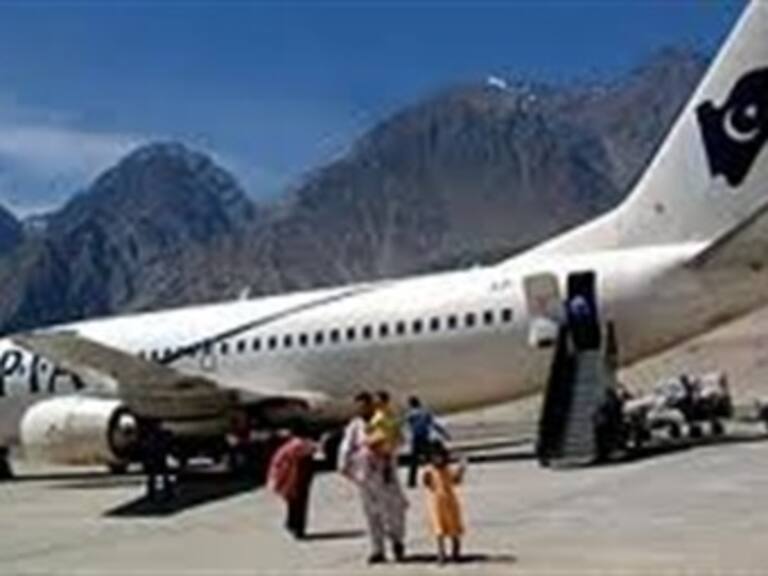 Aterriza de emergencia avión en Atenas por amenaza de bomba