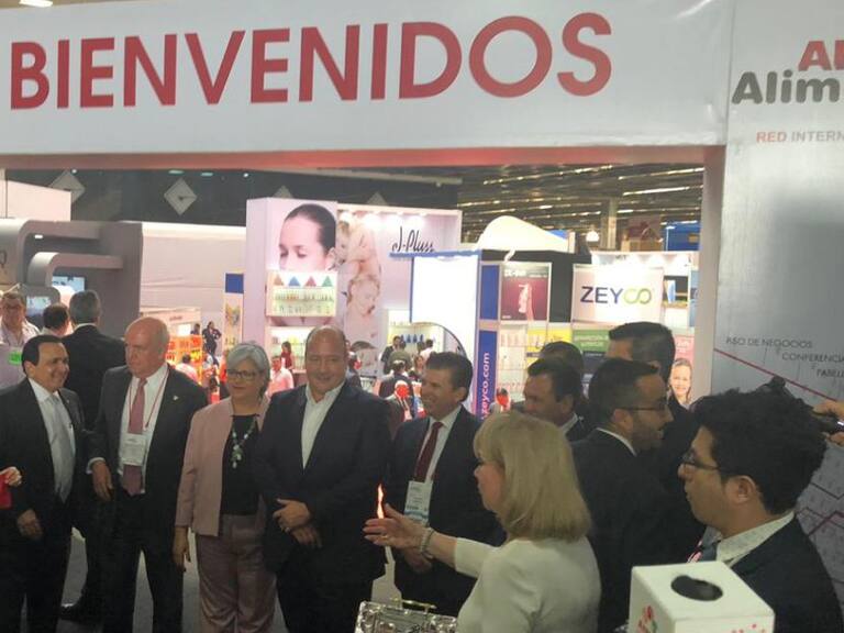 Enrique Alfaro firma un convenio con la ANTAD Alimentaria