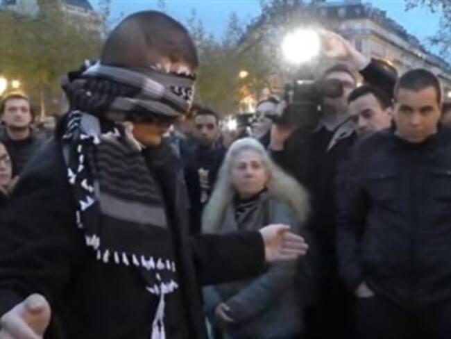 Un musulmán se paró a medio París con un mensaje...¿cómo respondieron los franceses?