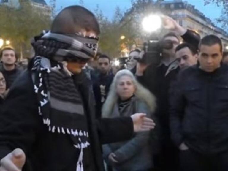 Un musulmán se paró a medio París con un mensaje...¿cómo respondieron los franceses?