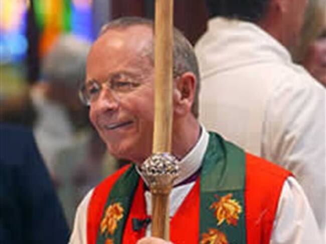 Primer obispo gay anuncia su retiro por amenazas